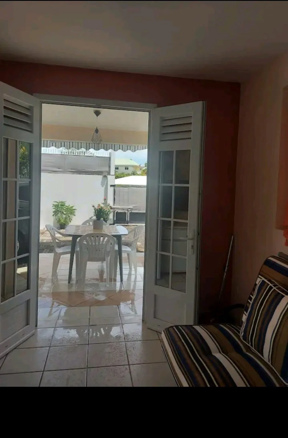 Vue depuis le séjour de la Villa Nouha vers la terrasse